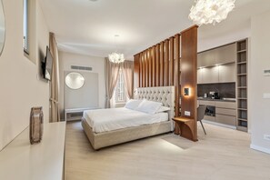Un dormitorio moderno con una cama grande, armario empotrado y kitchenette.