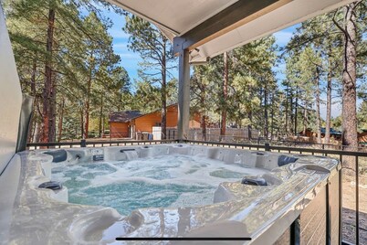 Mid Century Cabin in the pines with 8 person hot tub, 2 hours from grand canyon