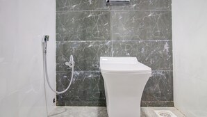 Phòng đôi Deluxe, 1 giường đôi | Phòng tắm | Khăn tắm 