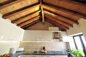 Frigorifero, microonde, forno, piano cottura