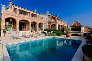 Outdoor pool - Sea view, garden with barbecue, pool with loungers, parking, air conditioning, wifi (Rojci)