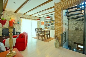 Smart TV, fireplace, books, music library