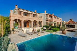A large house with a swimming pool, outdoor furniture, and a barbecue area. - Sea view, garden with barbecue, pool with loungers, parking, air conditioning, wifi (Rojci)