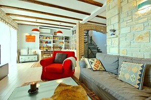 Smart TV, fireplace, books, music library