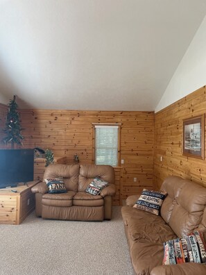 Smart TV, fireplace - Cozy Lakefront Cottage: Snowmobile & ORV trails, great fishing, Hiking (Johannesburg)