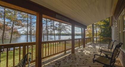 Cozy Lakefront Cottage: Snowmobile & ORV trails, great fishing, Hiking