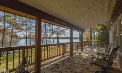 Cozy Lakefront Cottage: Snowmobile & ORV trails, great fishing, Hiking