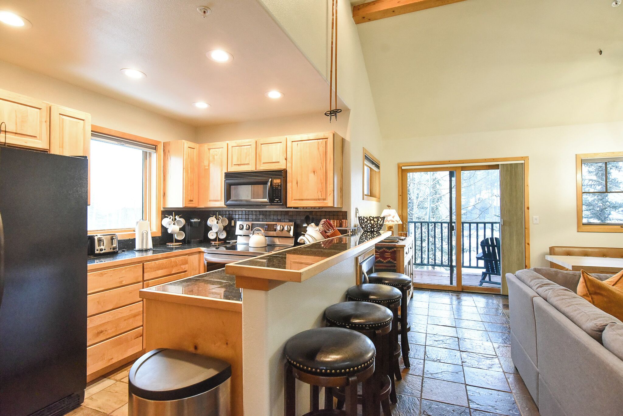 Geladeira, micro-ondas, cooktop, lava-louças