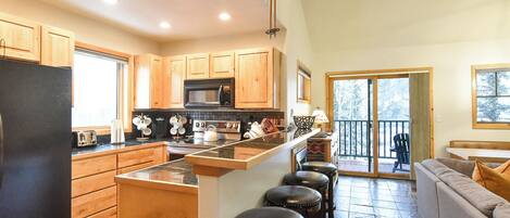 Een koelkast, een magnetron, een kookplaat, een vaatwasser