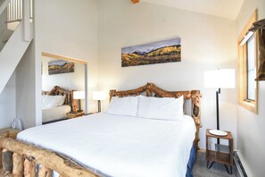 3 bedrooms, iron/ironing board, free internet, bed sheets