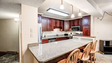 Coffee/tea maker, fridge, microwave, stovetop