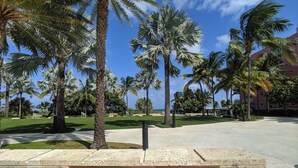 A sign for 'Pompano Beach' with palm trees and a clear sky in the background. - Ocean Breeze Villa 🏝️ 5 Minute Walk to Beach (Pompano Beach)