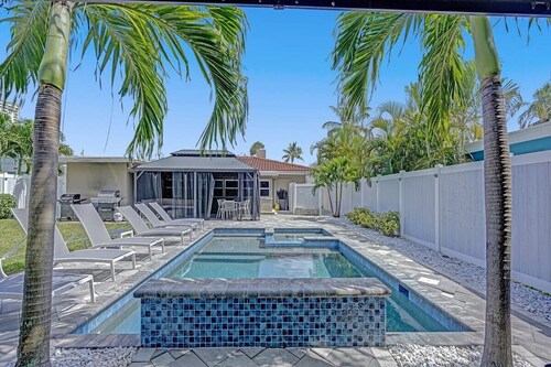 Ocean Breeze Villa 🏝️ 5 Minute Walk to Beach