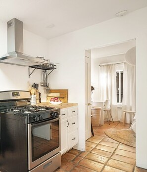 Fridge, oven, stovetop, coffee/tea maker