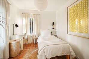 3 bedrooms, desk, iron/ironing board, WiFi