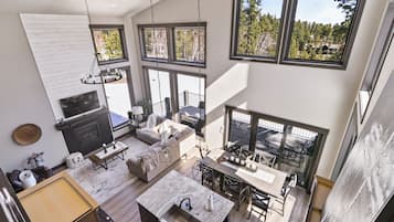 TV connectée, cheminée, livres