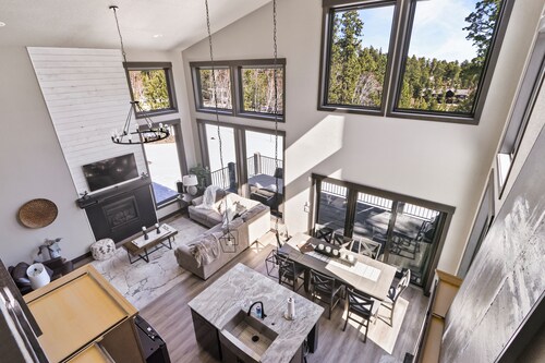 Large Parking Area 3300+ Sq. Ft., Access to Pool! Hot Tub, 3 Ensuite Bedrooms