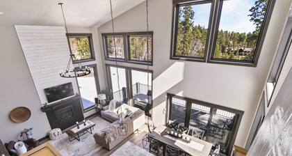 Large Parking Area 3300+ Sq. Ft., Access to Pool! Hot Tub, 3 Ensuite Bedrooms