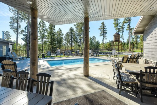 Large Parking Area 3300+ Sq. Ft., Access to Pool! Hot Tub, 3 Ensuite Bedrooms