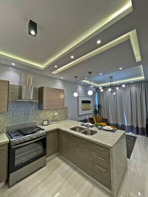 Kjøleskap, ovn, kokeplater og kaffetrakter/tekoker