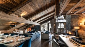 Un interno moderno con zona pranzo, divani e camino.