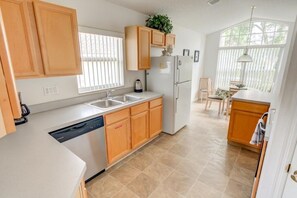 House, 4 Bedrooms | Private kitchen