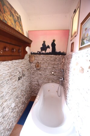 Double Room, Hot Tub | Bathroom | Shower, slippers, bidet, towels - Vila Oda e Miqve (Vlorë)