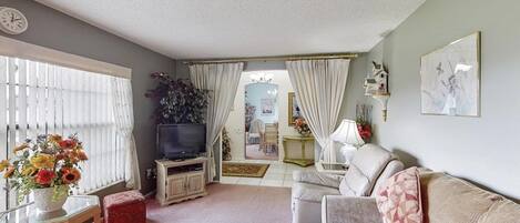 House, 3 Bedrooms | Living room | TV