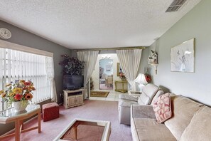 House, 3 Bedrooms | Living room | TV