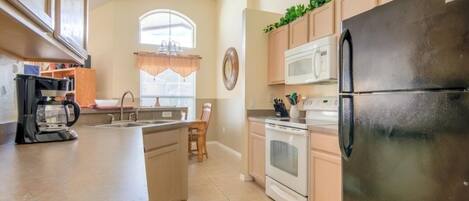 House, 4 Bedrooms | Private kitchen