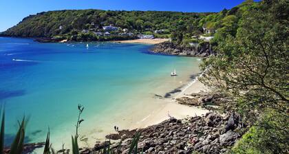 Stone cottage in central Salcombe sleeps 8