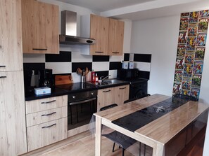 Een koelkast, een magnetron, een oven, een kookplaat