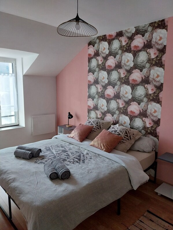 2 bedrooms, iron/ironing board, free WiFi, bed sheets