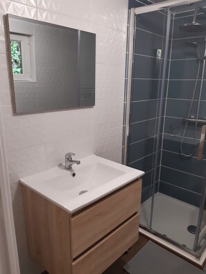 Douche, sĂšche-cheveux, papier toilette