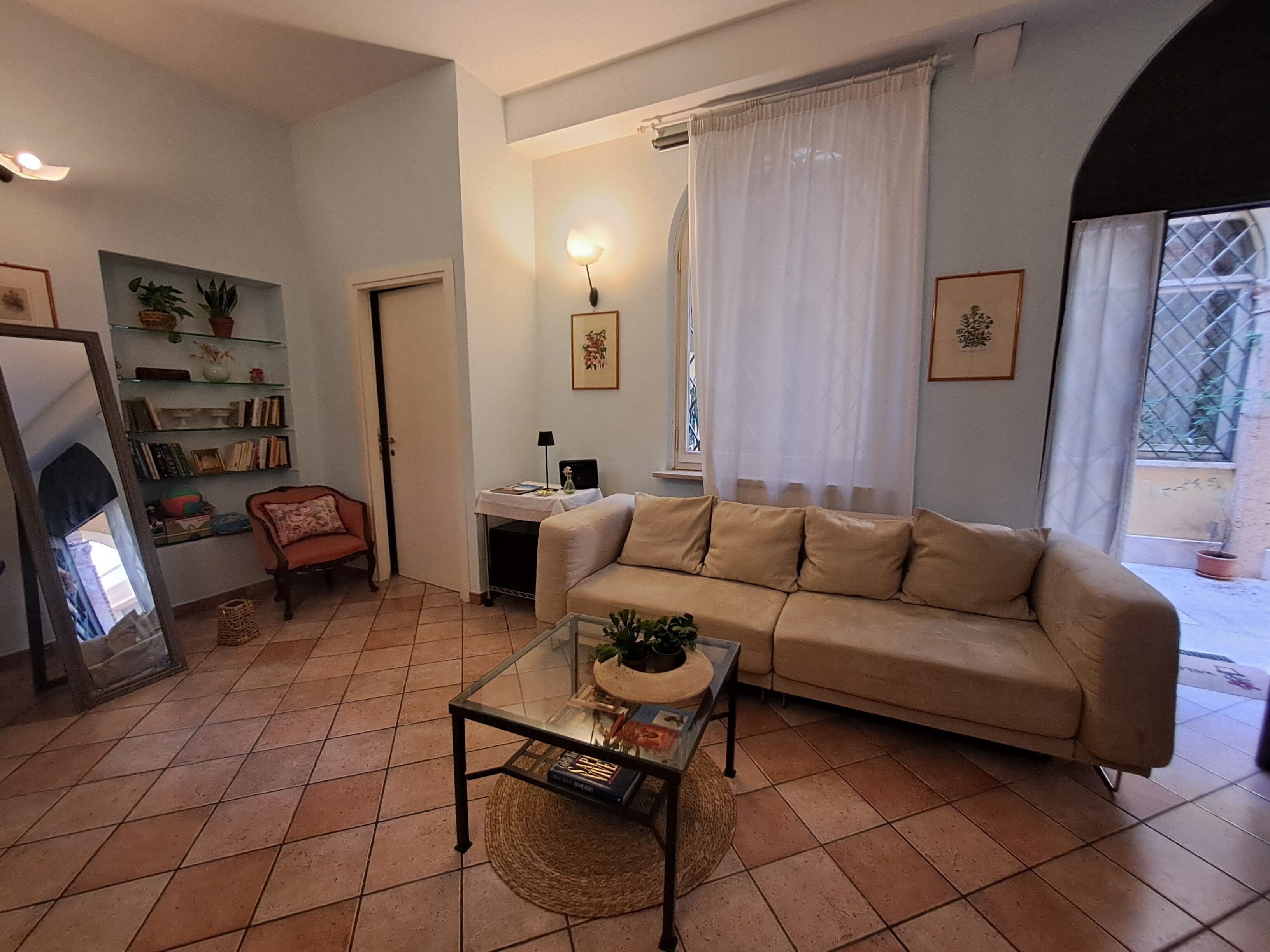 Een televisie en boeken