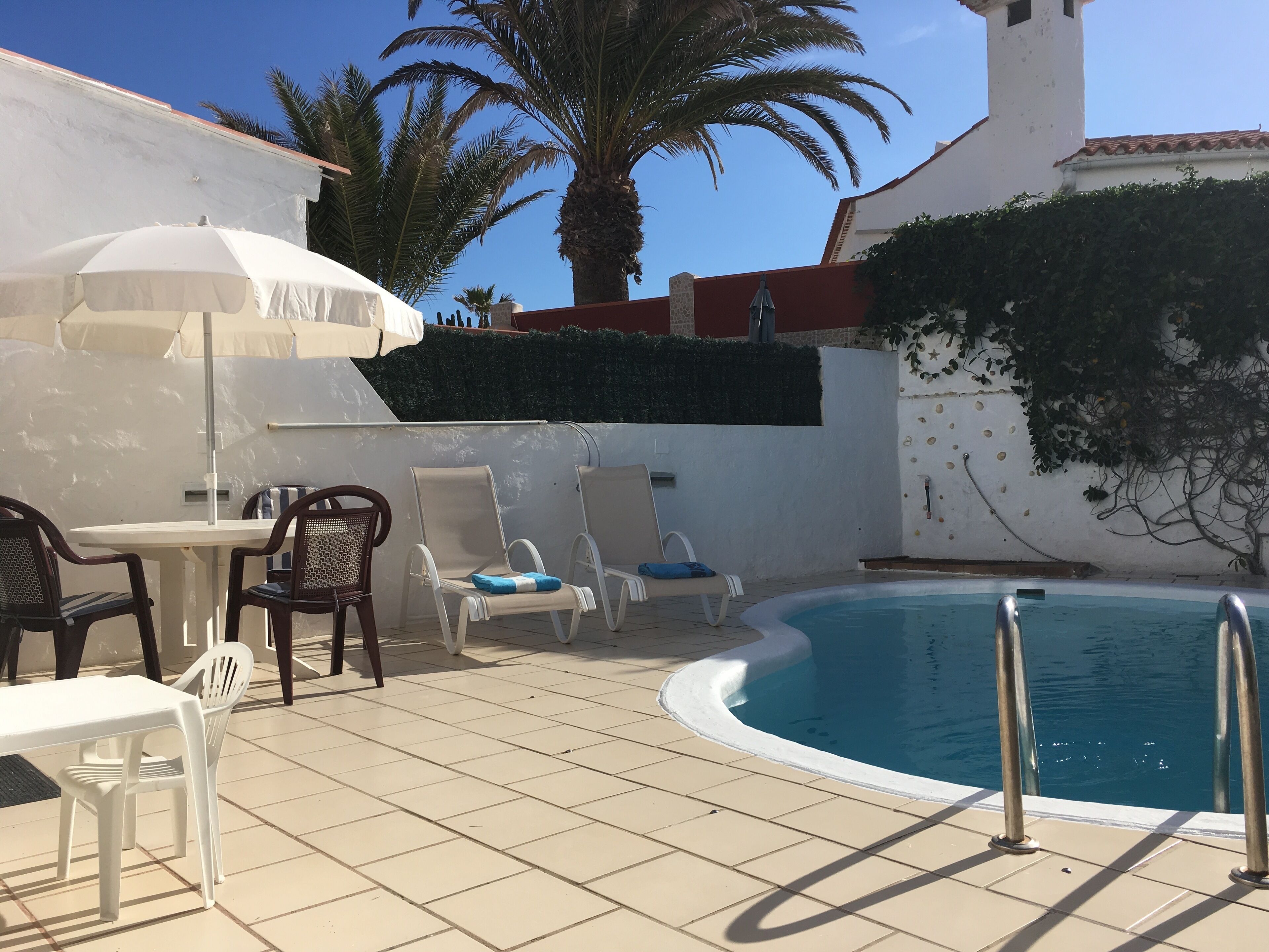 Piscine 3 et douche solaire.