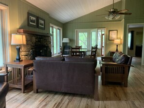 Hus, 4 soverom, ved fjell | Oppholdsområde | En 42-tommers LED-TV med kabel-kanaler