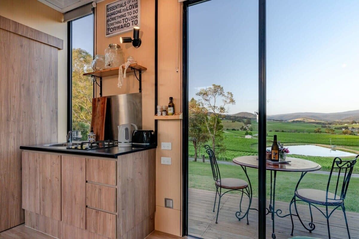 Een koelkast, een magnetron, een kookplaat, een broodrooster