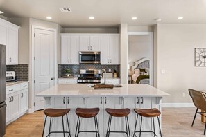 Fridge, microwave, oven, stovetop - The Jungalow, PING PONG, ARCADE, UNIQUE DECOR! (Washington)