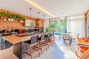 Chalé | Cozinha privada | Geladeira grande, micro-ondas, fogão, lava-louças