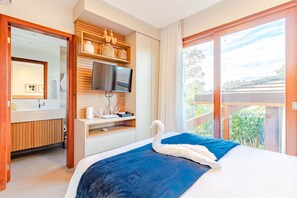 Chalet | Rideaux dâobscurcissement, fer et planche Ă repasser