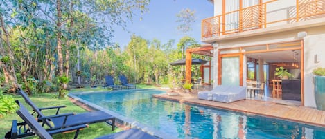 Piscine couverte, parasols de plage, chaises longues