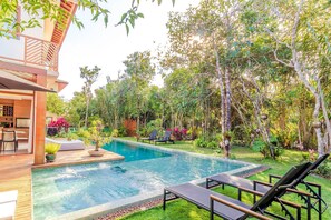 Chalé | Piscina | Piscina interna, guarda-sóis, espreguiçadeiras