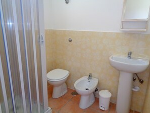 SĂšche-cheveux, bidet, serviettes fournies, savon