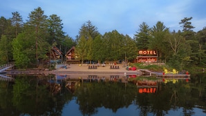 Un motel sul lago con cabine e un cartello luminoso al neon.