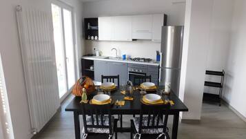 Fridge, oven, stovetop, dishwasher