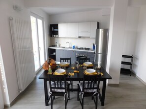 Kühlschrank, Ofen, Herdplatte, Geschirrspüler