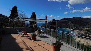 A terrace with a view of the sea and mountains, featuring outdoor seating and potted plants. - APARTMENT AND TERRACE 100 SQM SEA VIEW+PANORAMA LEMEGLIO PRIVATE PARKING (Moneglia)