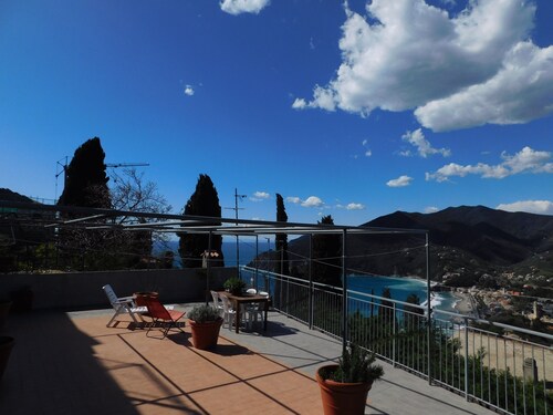 APARTMENT AND TERRACE 100 SQM SEA VIEW+PANORAMA LEMEGLIO PRIVATE PARKING