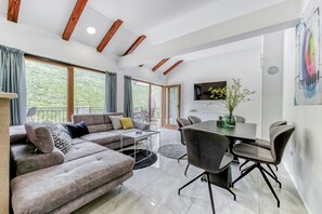 Smart TV - Villa Luce - Beautiful Countryside Villa with heated Pool (Vitaljina)